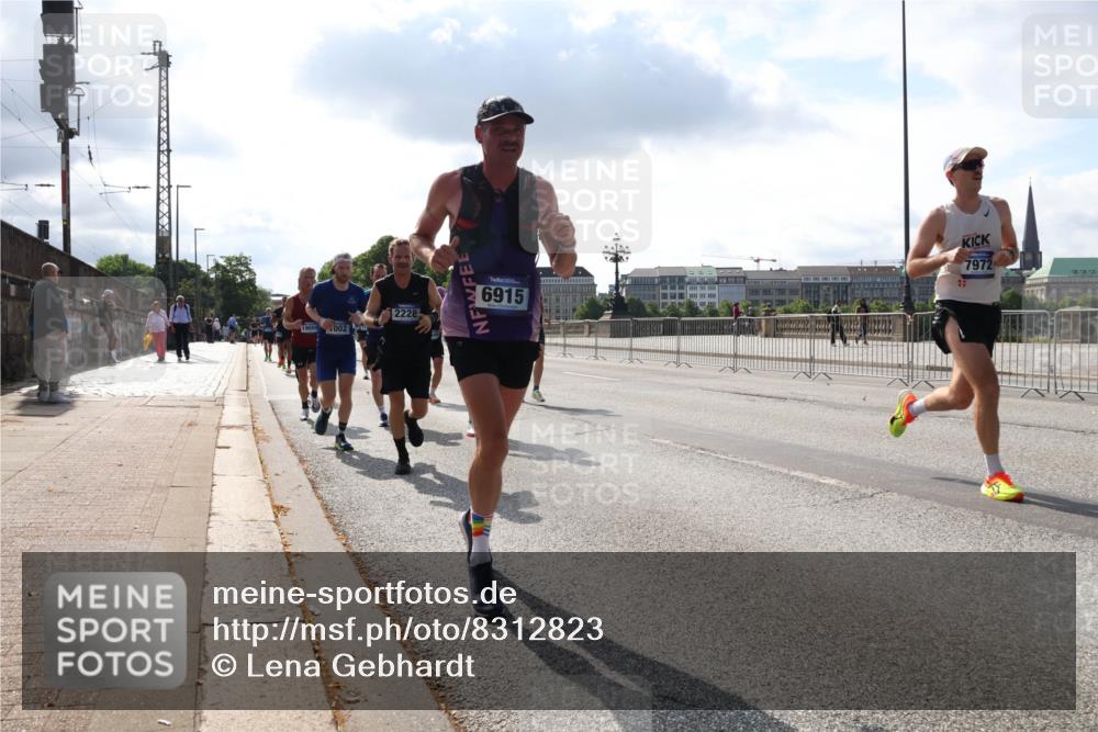 29.06.2025 - hella hamburg halbmarathon Lena Gebhardt http://msf.ph/oto/8312823 29.06.2025 09:47:16 Lombardsbrücke 2228, 19059, 002, 6915, 7972, 1002, 1053, 1396, 1407, 1411, 1577, 1910, 1959, 2121, 2228, 2563, 2774, 2836, 3005, 3783, 3790, 3935, 4246, 4740, 5193, 5660, 5961, 6032, 6305, 6473, 6915, 7080, 7466, 7622, 7831, 7867, 7972, 8323, 8366, 9171, 9376, 9508, 9519, 10477, 10771, 11055, 11370, 11806, 11898, 12137, 12204, 12704, 12899, 13029, 13148, 13199, 13493, 13494, 13729, 13771, 13972, 13991, 14069, 14385, 14459 meine-sportfotos.de