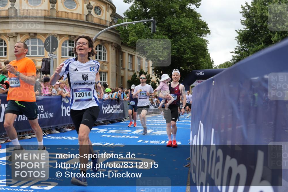 29.06.2025 - hella hamburg halbmarathon Strokosch-Dieckow http://msf.ph/oto/8312915 29.06.2025 10:57:21 Ziel 2417, 2676, 3435, 5926, 6272, 6281, 6302, 8393, 8585, 9450, 9577, 9727, 9934, 10383, 11590, 12014, 12144, 12590, 13394, 13664, 15229, 15695, 16093, 16625, 16830, 17160, 17758, 17779, 17828, 17848 meine-sportfotos.de