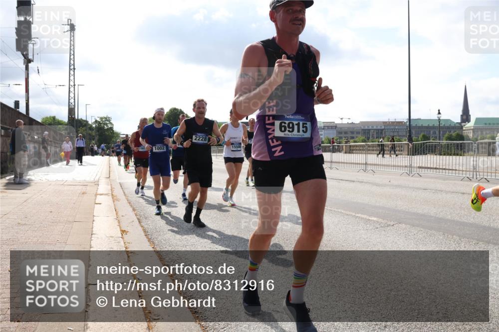 29.06.2025 - hella hamburg halbmarathon Lena Gebhardt http://msf.ph/oto/8312916 29.06.2025 09:47:16 Lombardsbrücke 1002, 2228, 15500, 6915, 1002, 1053, 1396, 1407, 1411, 1577, 1910, 1959, 2121, 2228, 2563, 2774, 2836, 3005, 3783, 3790, 3935, 4246, 4740, 5193, 5660, 5961, 6032, 6305, 6473, 6915, 7080, 7466, 7622, 7831, 7867, 7972, 8323, 8366, 9171, 9376, 9508, 9519, 10477, 10771, 11055, 11370, 11806, 11898, 12137, 12204, 12704, 12899, 13029, 13148, 13199, 13493, 13494, 13729, 13771, 13972, 13991, 14069, 14385, 14459 meine-sportfotos.de