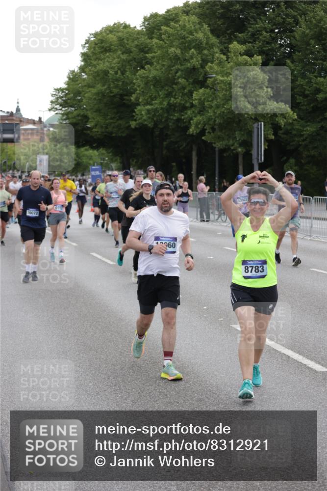 29.06.2025 - hella hamburg halbmarathon Jannik Wohlers http://msf.ph/oto/8312921 29.06.2025 10:38:36 Lombardsbrücke 1232, 1390, 1451, 2524, 2534, 2571, 2998, 3307, 3745, 4257, 4320, 4410, 4964, 6062, 6112, 6611, 7263, 7589, 7815, 8457, 8783, 9708, 9974, 9977, 10072, 10315, 10554, 10604, 10696, 11059, 12028, 12090, 12092, 12410, 12722, 12745, 13060, 13922, 14557, 14558, 14856, 16335, 16388, 16841, 16883, 17313, 18504 meine-sportfotos.de