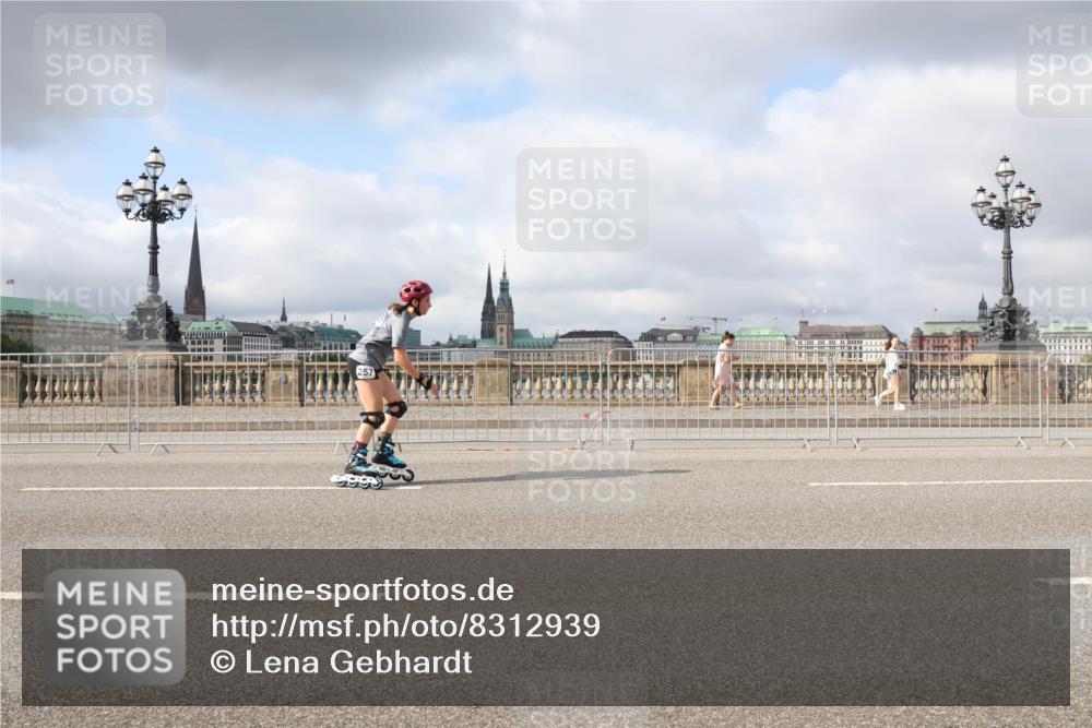 29.06.2025 - hella hamburg halbmarathon Lena Gebhardt http://msf.ph/oto/8312939 29.06.2025 09:07:09 Lombardsbrücke  meine-sportfotos.de