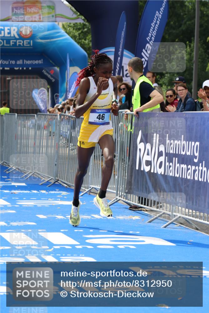 29.06.2025 - hella hamburg halbmarathon Strokosch-Dieckow http://msf.ph/oto/8312950 29.06.2025 10:11:06 Ziel 46 meine-sportfotos.de