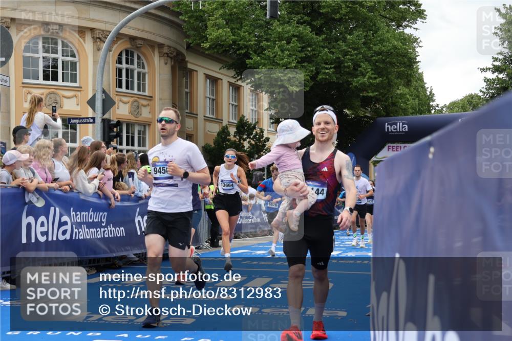29.06.2025 - hella hamburg halbmarathon Strokosch-Dieckow http://msf.ph/oto/8312983 29.06.2025 10:57:22 Ziel 2417, 2676, 3435, 5926, 6272, 6281, 6302, 8393, 8585, 9450, 9727, 9934, 10383, 12014, 12144, 12590, 13394, 13664, 15229, 15695, 16093, 16625, 16830, 17160, 17758, 17779, 17828, 17848 meine-sportfotos.de