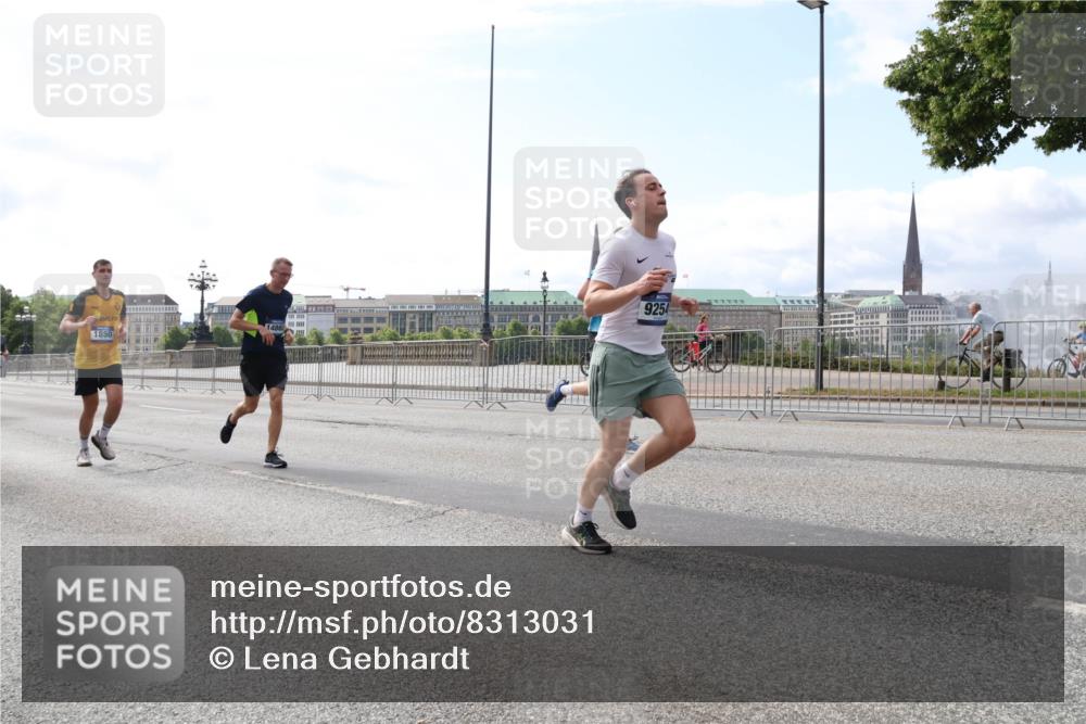 29.06.2025 - hella hamburg halbmarathon Lena Gebhardt http://msf.ph/oto/8313031 29.06.2025 10:12:24 Lombardsbrücke 1850, 9254, 1062, 1249, 1610, 1785, 1790, 1850, 2661, 2963, 2964, 3182, 3248, 3262, 3746, 4453, 4499, 4554, 5150, 5166, 5176, 5597, 5598, 6822, 6871, 6966, 7014, 7474, 8971, 9253, 9254, 9405, 9705, 10409, 10581, 10685, 11509, 11525, 11537, 11581, 12456, 13171, 13542, 13566, 13816, 14060, 14196, 14313, 14540, 14863, 14868, 15137, 15369, 16379, 16473, 16976, 18178, 18261, 18395, 18429, 18493, 18655 meine-sportfotos.de