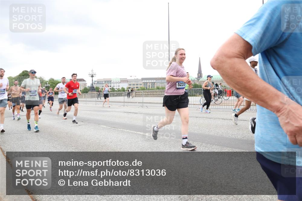 29.06.2025 - hella hamburg halbmarathon Lena Gebhardt http://msf.ph/oto/8313036 29.06.2025 10:56:38 Lombardsbrücke 2543, 1047, 5237, 1047, 1113, 1738, 2143, 2307, 2887, 2915, 2932, 2991, 3257, 3348, 3387, 3418, 3438, 3516, 3517, 3520, 3614, 3675, 3676, 3953, 3987, 4083, 4094, 4118, 4773, 5237, 5438, 5580, 5589, 5693, 5757, 5911, 5944, 6348, 6349, 6690, 6968, 7025, 7028, 7090, 7307, 7381, 7711, 8108, 8150, 8517, 8606, 8766, 8939, 8943, 9172, 9210, 9383, 9435, 9606, 9910, 9948, 9953, 10555, 10569, 10571, 10740, 10784, 10987 meine-sportfotos.de