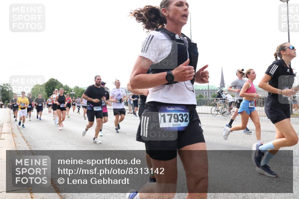 29.06.2025 - hella hamburg halbmarathon Lena Gebhardt http://msf.ph/oto/8313142 29.06.2025 10:22:09 Lombardsbrücke 13477, 17932, 843, 1003, 1158, 1187, 1191, 1250, 1294, 1419, 1598, 1668, 1958, 1963, 2009, 2022, 2063, 2172, 2315, 2351, 2353, 2514, 2529, 2744, 3050, 3108, 3172, 3458, 3606, 3768, 3910, 3946, 3995, 4046, 4113, 4114, 4131, 4289, 4366, 4375, 4376, 4556, 4559, 4829, 4970, 5079, 5641, 5838, 6030, 6048, 6049, 6303, 6307, 6347, 6475, 6676, 6805, 6820, 6881, 6977, 7075, 7162, 7672, 7794, 8431, 8511, 8715, 8855, 8860, 8884, 8954, 8959, 9002, 9062 meine-sportfotos.de