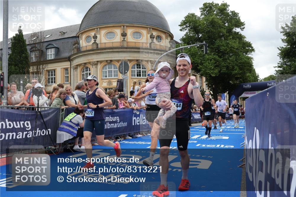 29.06.2025 - hella hamburg halbmarathon Strokosch-Dieckow http://msf.ph/oto/8313221 29.06.2025 10:57:23 Ziel 2417, 3435, 5926, 6272, 6281, 6302, 8393, 8585, 9450, 9727, 9934, 12014, 12144, 12590, 13245, 13394, 13664, 15229, 15695, 16093, 16625, 16830, 17160, 17758, 17779, 17828 meine-sportfotos.de