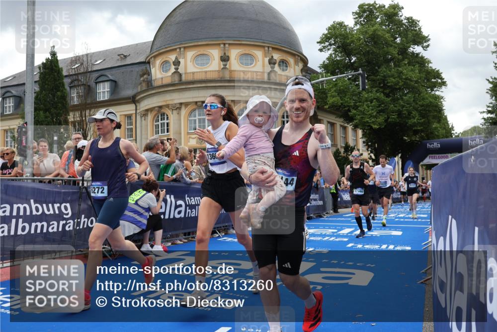 29.06.2025 - hella hamburg halbmarathon Strokosch-Dieckow http://msf.ph/oto/8313260 29.06.2025 10:57:24 Ziel 2417, 3435, 5015, 5134, 5728, 5926, 6272, 6281, 6302, 8393, 9450, 9727, 9934, 12014, 12144, 12590, 13245, 13394, 13664, 15695, 16093, 16625, 16830, 17160, 17758, 17779, 17828 meine-sportfotos.de