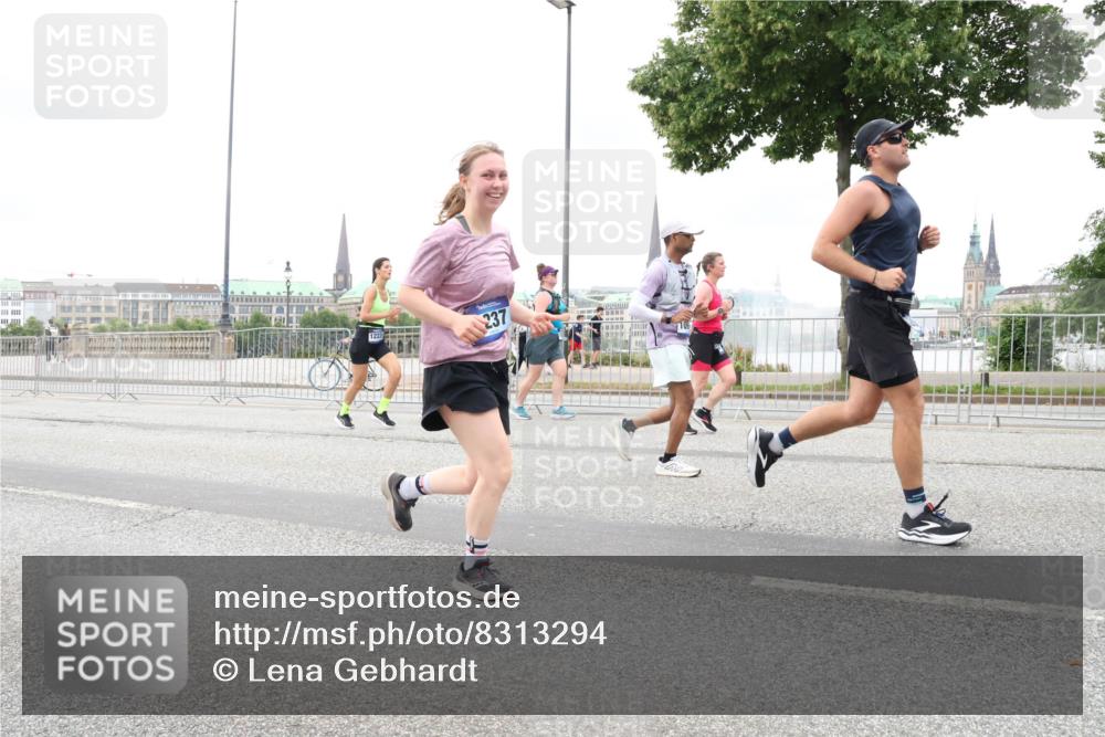 29.06.2025 - hella hamburg halbmarathon Lena Gebhardt http://msf.ph/oto/8313294 29.06.2025 10:56:38 Lombardsbrücke 237, 1047, 1113, 1738, 2143, 2307, 2887, 2915, 2932, 2991, 3257, 3348, 3387, 3418, 3438, 3516, 3517, 3520, 3614, 3675, 3676, 3953, 3987, 4083, 4094, 4118, 4773, 5237, 5438, 5580, 5589, 5693, 5757, 5911, 5944, 6348, 6349, 6690, 6968, 7025, 7028, 7090, 7307, 7381, 7711, 8108, 8150, 8517, 8606, 8766, 8939, 8943, 9172, 9210, 9383, 9435, 9606, 9910, 9948, 9953, 10555, 10569, 10571, 10740, 10784, 10987 meine-sportfotos.de