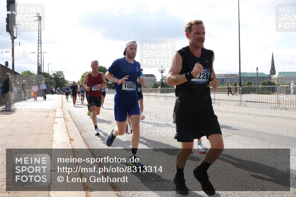29.06.2025 - hella hamburg halbmarathon Lena Gebhardt http://msf.ph/oto/8313314 29.06.2025 09:47:17 Lombardsbrücke 198, 1002, 228, 1002, 1053, 1217, 1396, 1407, 1411, 1577, 1910, 1959, 2121, 2228, 2404, 2563, 2774, 2836, 2851, 3005, 3783, 3790, 3935, 4246, 4740, 5193, 5660, 5961, 6032, 6305, 6473, 6915, 7080, 7466, 7622, 7831, 7867, 7972, 8323, 8366, 8395, 9171, 9376, 9508, 9519, 10477, 10771, 11055, 11370, 11806, 11898, 12137, 12204, 12704, 13029, 13148, 13199, 13493, 13494, 13729, 13771, 13972, 13991, 14069, 14385, 14459, 18419 meine-sportfotos.de