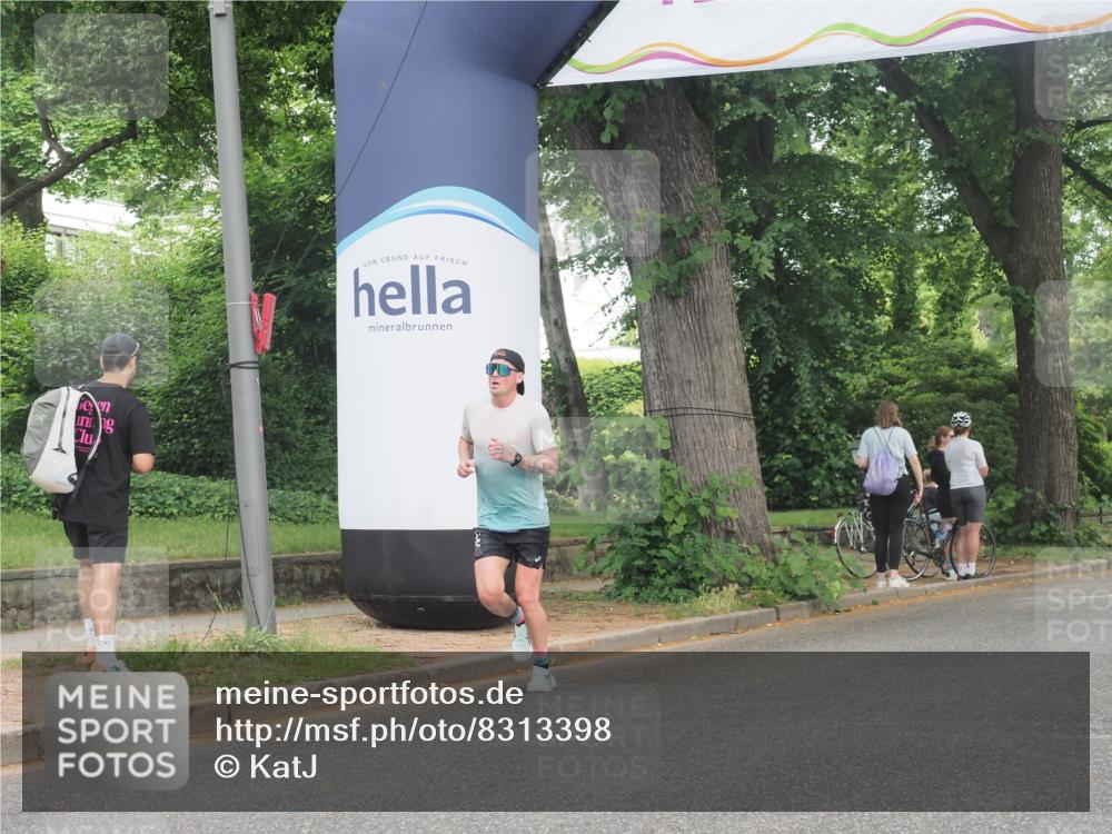29.06.2025 - hella hamburg halbmarathon KatJ http://msf.ph/oto/8313398 29.06.2025 10:15:36 Zwischen KM18-KM19 1271 meine-sportfotos.de