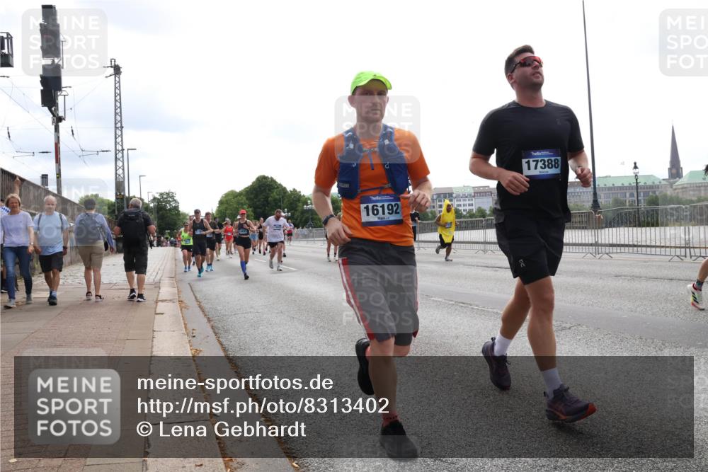 29.06.2025 - hella hamburg halbmarathon Lena Gebhardt http://msf.ph/oto/8313402 29.06.2025 10:37:21 Lombardsbrücke 16192, 17388, 1022, 1253, 1276, 1337, 1339, 1488, 1490, 1597, 1819, 1952, 1954, 2016, 2031, 2072, 2104, 2272, 2480, 2486, 2640, 3127, 3165, 3633, 3714, 4097, 4347, 4733, 5146, 5171, 5186, 5224, 5538, 5560, 5640, 5786, 5790, 5940, 6172, 6359, 6584, 6804, 6821, 6955, 7085, 7124, 7202, 7235, 7544, 7707, 7777, 7823, 8007, 8257, 8258, 8315, 8758, 8811, 8843, 9054, 9055, 9524, 10506, 12123, 12472, 12824, 16680 meine-sportfotos.de