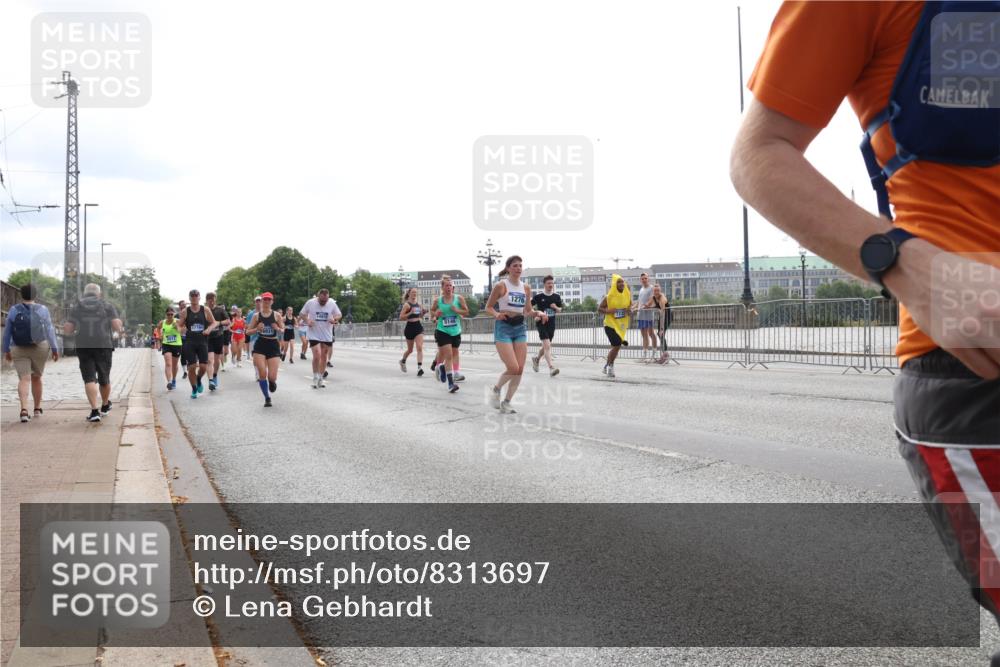 29.06.2025 - hella hamburg halbmarathon Lena Gebhardt http://msf.ph/oto/8313697 29.06.2025 10:37:22 Lombardsbrücke 16831, 1276, 1022, 1253, 1276, 1337, 1339, 1488, 1490, 1597, 1819, 1954, 2016, 2031, 2072, 2104, 2199, 2272, 2480, 2486, 2640, 3127, 3165, 3633, 3714, 4097, 4347, 4733, 5146, 5171, 5186, 5224, 5538, 5560, 5640, 5786, 5790, 5940, 6172, 6584, 6804, 6821, 6955, 7085, 7124, 7202, 7235, 7544, 7707, 7777, 7823, 8007, 8257, 8258, 8315, 8758, 8811, 8843, 9054, 9055, 9524, 10506, 12123, 12472, 12824, 16680 meine-sportfotos.de