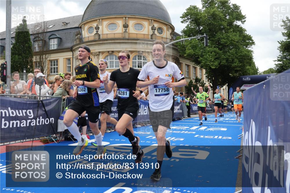 29.06.2025 - hella hamburg halbmarathon Strokosch-Dieckow http://msf.ph/oto/8313910 29.06.2025 10:57:30 Ziel 1239, 2236, 2652, 3435, 4502, 5015, 5134, 5457, 5458, 5728, 6281, 6302, 8393, 9727, 12144, 13245, 13394, 14571, 14951, 15220, 15695, 16093, 16830, 17160, 17758, 17769, 17814, 17828 meine-sportfotos.de