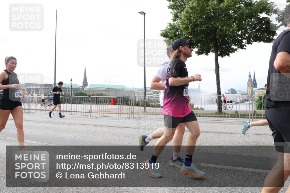 29.06.2025 - hella hamburg halbmarathon Lena Gebhardt http://msf.ph/oto/8313919 29.06.2025 10:22:12 Lombardsbrücke 1615, 68, 1003, 1158, 1187, 1191, 1250, 1294, 1419, 1598, 1958, 1963, 2009, 2022, 2063, 2172, 2315, 2351, 2353, 2514, 2529, 2744, 3050, 3108, 3172, 3457, 3458, 3606, 3768, 3910, 3946, 3995, 4046, 4113, 4114, 4131, 4289, 4366, 4556, 4559, 4829, 4970, 5079, 5641, 5838, 6030, 6048, 6049, 6303, 6307, 6347, 6475, 6676, 6805, 6820, 6881, 6977, 7075, 7097, 7162, 7672, 7794, 8431, 8511, 8715, 8855, 8860, 8884, 8954, 8959, 9002, 9062 meine-sportfotos.de