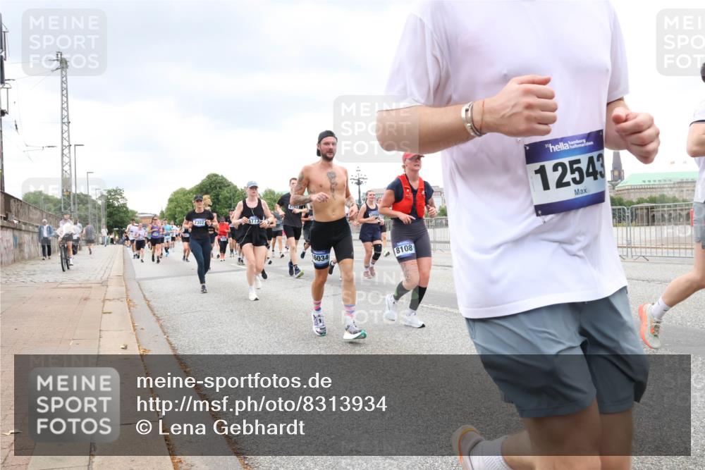 29.06.2025 - hella hamburg halbmarathon Lena Gebhardt http://msf.ph/oto/8313934 29.06.2025 10:56:41 Lombardsbrücke 4773, 23, 6034, 8108, 12543, 1047, 1113, 1207, 2143, 2307, 2887, 2915, 2932, 2991, 3257, 3348, 3387, 3418, 3438, 3516, 3517, 3520, 3614, 3675, 3676, 3953, 3987, 4083, 4094, 4118, 4773, 5237, 5438, 5589, 5693, 5757, 5911, 5944, 6284, 6348, 6349, 6690, 7025, 7028, 7090, 7307, 7381, 7416, 7417, 7711, 8108, 8150, 8197, 8517, 8606, 8766, 8939, 8943, 9172, 9210, 9383, 9910, 9948, 9953, 10555, 10569, 10571, 10740, 10784 meine-sportfotos.de