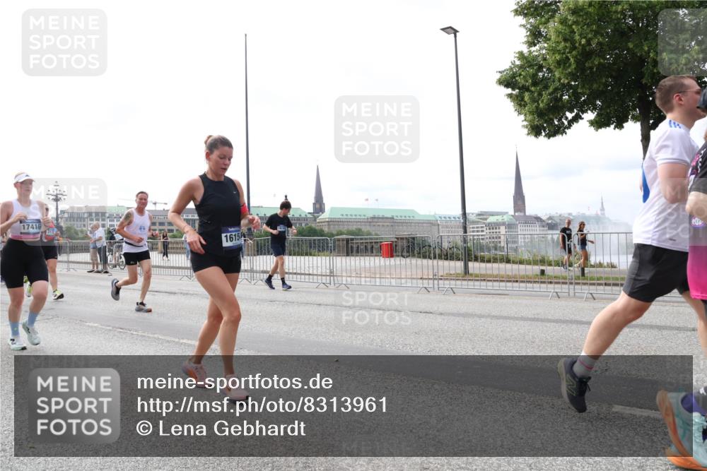 29.06.2025 - hella hamburg halbmarathon Lena Gebhardt http://msf.ph/oto/8313961 29.06.2025 10:22:12 Lombardsbrücke 17416, 1615, 202, 1003, 1158, 1187, 1191, 1250, 1294, 1419, 1598, 1958, 1963, 2009, 2022, 2063, 2172, 2315, 2351, 2353, 2514, 2529, 2744, 3050, 3108, 3172, 3457, 3458, 3606, 3768, 3910, 3946, 3995, 4046, 4113, 4114, 4131, 4289, 4366, 4556, 4559, 4829, 4970, 5079, 5641, 5838, 6030, 6048, 6049, 6303, 6307, 6347, 6475, 6676, 6805, 6820, 6881, 6977, 7075, 7097, 7162, 7672, 7794, 8431, 8511, 8715, 8855, 8860, 8884, 8954, 8959, 9002, 9062 meine-sportfotos.de