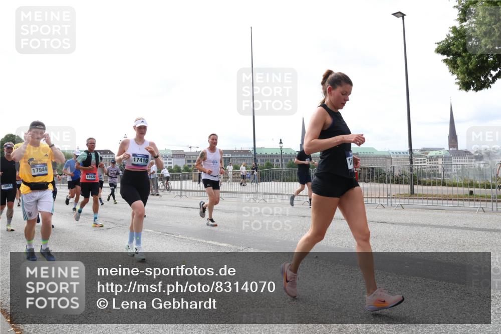 29.06.2025 - hella hamburg halbmarathon Lena Gebhardt http://msf.ph/oto/8314070 29.06.2025 10:22:12 Lombardsbrücke 18661, 17944, 16920, 17416, 1003, 1158, 1187, 1191, 1250, 1294, 1419, 1598, 1958, 1963, 2009, 2022, 2063, 2172, 2315, 2351, 2353, 2514, 2529, 2744, 3050, 3108, 3172, 3457, 3458, 3606, 3768, 3910, 3946, 3995, 4046, 4113, 4114, 4131, 4289, 4366, 4556, 4559, 4829, 4970, 5079, 5641, 5838, 6030, 6048, 6049, 6303, 6307, 6347, 6475, 6676, 6805, 6820, 6881, 6977, 7075, 7097, 7162, 7672, 7794, 8431, 8511, 8715, 8855, 8860, 8884, 8954, 8959, 9002, 9062 meine-sportfotos.de