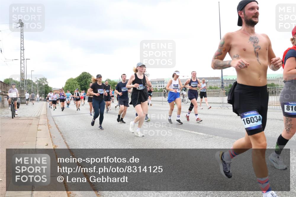 29.06.2025 - hella hamburg halbmarathon Lena Gebhardt http://msf.ph/oto/8314125 29.06.2025 10:56:42 Lombardsbrücke 2307, 4773, 10555, 10569, 7307, 16034, 810, 1047, 1113, 1207, 2143, 2307, 2887, 2915, 2932, 2991, 3257, 3348, 3387, 3418, 3438, 3516, 3517, 3520, 3614, 3675, 3676, 3953, 3987, 4083, 4094, 4118, 4773, 5237, 5438, 5589, 5693, 5757, 5911, 5944, 6284, 6348, 6349, 6690, 7090, 7307, 7381, 7416, 7417, 7711, 8108, 8150, 8197, 8517, 8606, 8766, 8939, 8943, 9172, 9210, 9383, 9910, 9948, 9953, 10555, 10569, 10571, 10740, 10784 meine-sportfotos.de