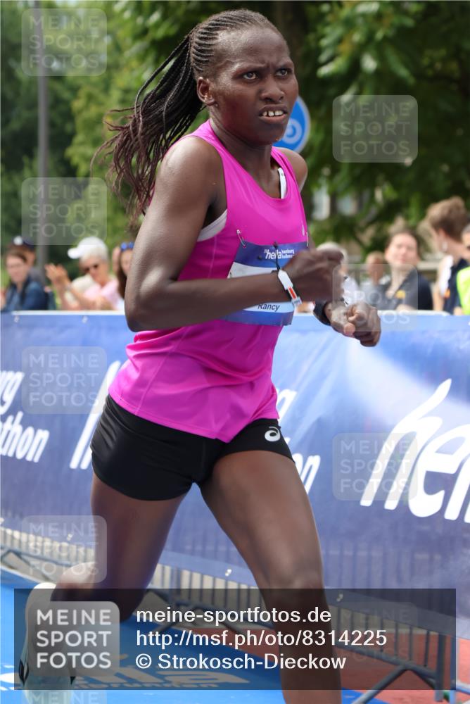29.06.2025 - hella hamburg halbmarathon Strokosch-Dieckow http://msf.ph/oto/8314225 29.06.2025 10:10:36 Ziel 43 meine-sportfotos.de