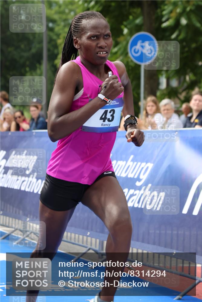 29.06.2025 - hella hamburg halbmarathon Strokosch-Dieckow http://msf.ph/oto/8314294 29.06.2025 10:10:36 Ziel 43 meine-sportfotos.de
