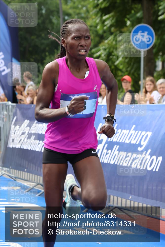 29.06.2025 - hella hamburg halbmarathon Strokosch-Dieckow http://msf.ph/oto/8314331 29.06.2025 10:10:36 Ziel 43 meine-sportfotos.de