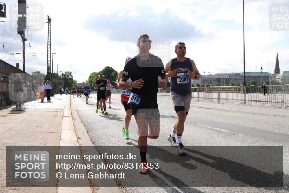 29.06.2025 - hella hamburg halbmarathon Lena Gebhardt http://msf.ph/oto/8314353 29.06.2025 09:47:22 Lombardsbrücke 5961, 5961, 11806, 12137, 6075, 1002, 1053, 1217, 1396, 1407, 1411, 1577, 1910, 1959, 2121, 2228, 2404, 2563, 2774, 2836, 2851, 3005, 3783, 3790, 3935, 4246, 4740, 5193, 5923, 5961, 6032, 6305, 6473, 6915, 7080, 7831, 7867, 7972, 8084, 8323, 8366, 8395, 9171, 9376, 9508, 9519, 10771, 11019, 11055, 11370, 11559, 11806, 11898, 12137, 12204, 12704, 12751, 13029, 13148, 13419, 13771, 13972, 13991, 14069, 14385, 14459, 16123, 17154, 18419 meine-sportfotos.de