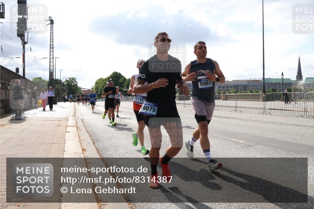 29.06.2025 - hella hamburg halbmarathon Lena Gebhardt http://msf.ph/oto/8314387 29.06.2025 09:47:22 Lombardsbrücke 11806, 5961, 12137, 6075, 1002, 1053, 1217, 1396, 1407, 1411, 1577, 1910, 1959, 2121, 2228, 2404, 2563, 2774, 2836, 2851, 3005, 3783, 3790, 3935, 4246, 4740, 5193, 5923, 5961, 6032, 6305, 6473, 6915, 7080, 7831, 7867, 7972, 8084, 8323, 8366, 8395, 9171, 9376, 9508, 9519, 10771, 11019, 11055, 11370, 11559, 11806, 11898, 12137, 12204, 12704, 12751, 13029, 13148, 13419, 13771, 13972, 13991, 14069, 14385, 14459, 16123, 17154, 18419 meine-sportfotos.de