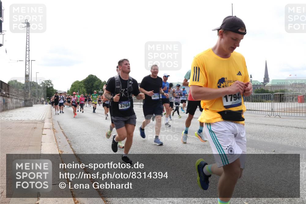29.06.2025 - hella hamburg halbmarathon Lena Gebhardt http://msf.ph/oto/8314394 29.06.2025 10:22:14 Lombardsbrücke 3768, 18172, 1794, 1003, 1158, 1187, 1191, 1250, 1294, 1419, 1598, 1958, 1963, 2009, 2022, 2063, 2172, 2315, 2351, 2353, 2514, 2529, 2744, 3050, 3108, 3172, 3457, 3458, 3511, 3606, 3768, 3910, 3946, 3995, 4046, 4113, 4114, 4131, 4289, 4366, 4556, 4559, 4829, 4969, 4970, 5079, 5641, 5838, 6030, 6048, 6049, 6303, 6307, 6347, 6676, 6805, 6820, 6826, 6881, 6977, 7075, 7097, 7162, 7672, 7794, 8431, 8511, 8855, 8860, 8884, 8954, 8959, 9002, 9062 meine-sportfotos.de