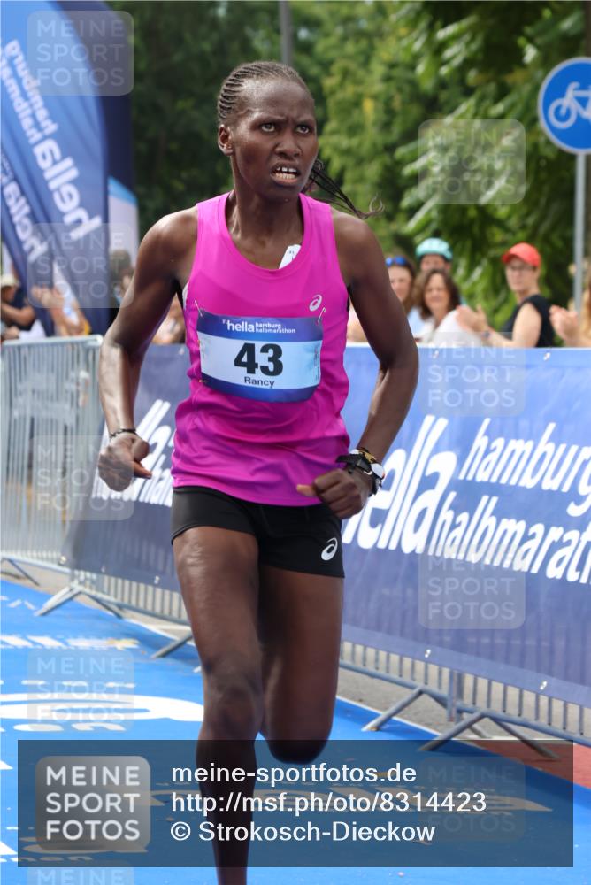 29.06.2025 - hella hamburg halbmarathon Strokosch-Dieckow http://msf.ph/oto/8314423 29.06.2025 10:10:36 Ziel 43 meine-sportfotos.de