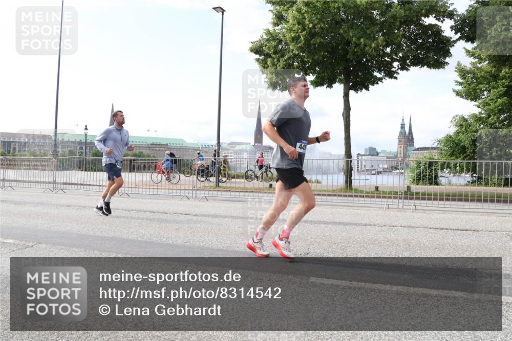 29.06.2025 - hella hamburg halbmarathon Lena Gebhardt http://msf.ph/oto/8314542 29.06.2025 10:12:30 Lombardsbrücke 445, 1062, 1249, 1610, 1785, 1790, 1850, 1851, 1939, 2531, 2661, 2891, 2963, 2964, 3182, 3248, 3262, 3746, 4453, 4499, 4554, 5150, 5166, 5176, 5597, 5598, 6822, 6871, 6966, 7014, 7474, 7907, 8917, 8971, 9253, 9254, 9405, 9705, 10581, 10685, 11025, 11509, 11525, 11581, 12456, 13171, 13566, 13816, 14060, 14196, 14313, 14540, 14863, 14868, 14869, 15012, 15137, 15369, 16379, 16473, 16826, 16911, 16976, 17994, 18178, 18429, 18493, 18655 meine-sportfotos.de