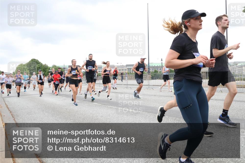 29.06.2025 - hella hamburg halbmarathon Lena Gebhardt http://msf.ph/oto/8314613 29.06.2025 10:56:44 Lombardsbrücke 1047, 1113, 1207, 2143, 2307, 2887, 2915, 2932, 2991, 3348, 3387, 3418, 3438, 3485, 3516, 3517, 3520, 3614, 3675, 3676, 3953, 3987, 4083, 4094, 4118, 4568, 4569, 4773, 5237, 5438, 5589, 5693, 5757, 5911, 5944, 6284, 6348, 6349, 6690, 7090, 7307, 7381, 7416, 7417, 7711, 7964, 8108, 8150, 8197, 8517, 8606, 8766, 8939, 8943, 9172, 9210, 9383, 9910, 9948, 9953, 10555, 10569, 10571 meine-sportfotos.de