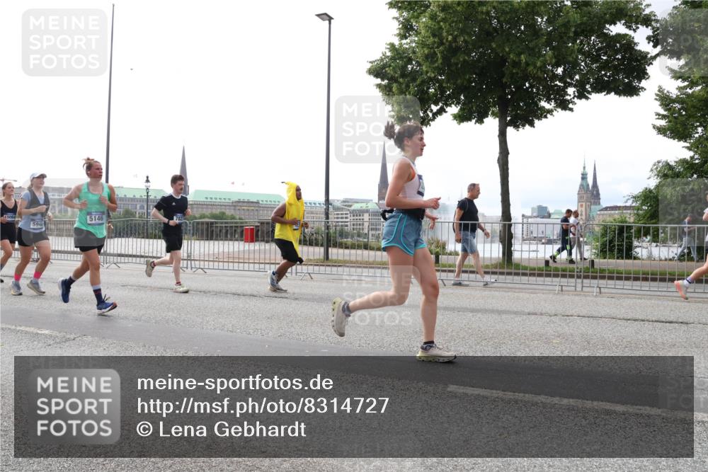 29.06.2025 - hella hamburg halbmarathon Lena Gebhardt http://msf.ph/oto/8314727 29.06.2025 10:37:24 Lombardsbrücke 45084, 5940, 5146, 1022, 1276, 1337, 1339, 1488, 1490, 1597, 1819, 2016, 2031, 2072, 2104, 2199, 2272, 2480, 2486, 2640, 3127, 3165, 3633, 3714, 4097, 4347, 4733, 5146, 5171, 5186, 5224, 5538, 5560, 5640, 5786, 5790, 5875, 5940, 6172, 6243, 6584, 6804, 6821, 6955, 7085, 7124, 7202, 7235, 7544, 7707, 7777, 7823, 8007, 8257, 8258, 8315, 8758, 8811, 8843, 9054, 9055, 9524, 10506, 12123, 12254, 12472, 12824, 16680, 17798 meine-sportfotos.de