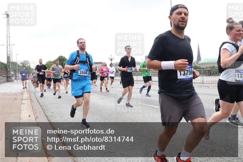 29.06.2025 - hella hamburg halbmarathon Lena Gebhardt http://msf.ph/oto/8314744 29.06.2025 10:47:06 Lombardsbrücke 7412, 11618, 2556, 7288, 13756, 137, 1073, 1185, 1286, 1363, 1371, 1375, 1463, 1523, 1593, 1607, 1704, 1720, 1961, 1999, 2162, 2211, 2320, 2327, 2537, 2555, 2556, 2665, 2981, 3277, 3406, 3407, 3734, 3823, 4184, 4202, 4239, 4296, 4325, 4342, 4483, 4806, 4895, 5111, 5114, 5700, 5796, 5953, 6485, 6496, 6740, 6879, 6995, 7073, 7412, 7430, 7431, 7630, 7631, 7827, 8105, 8131, 8477, 8486, 8553, 8684, 8706, 8915, 8953, 8967, 9018, 16987 meine-sportfotos.de
