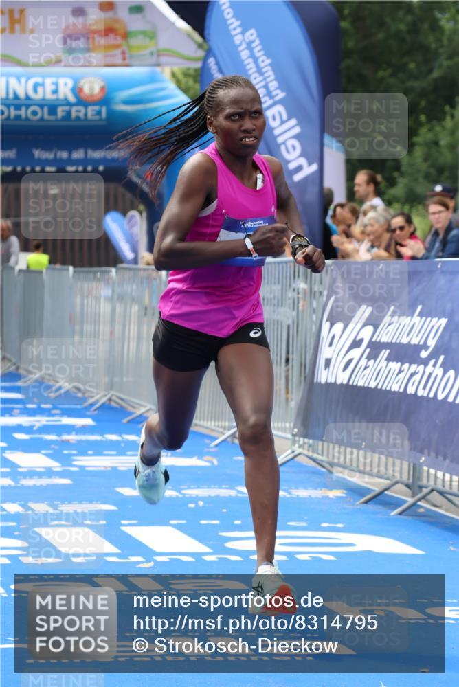 29.06.2025 - hella hamburg halbmarathon Strokosch-Dieckow http://msf.ph/oto/8314795 29.06.2025 10:10:36 Ziel 43 meine-sportfotos.de