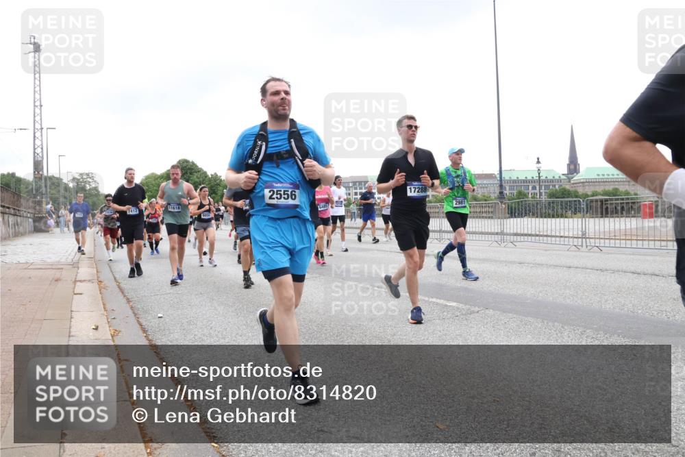 29.06.2025 - hella hamburg halbmarathon Lena Gebhardt http://msf.ph/oto/8314820 29.06.2025 10:47:07 Lombardsbrücke 7412, 11618, 2556, 6485, 17288, 2981, 1073, 1185, 1286, 1363, 1371, 1375, 1463, 1523, 1593, 1607, 1704, 1720, 1961, 1999, 2162, 2211, 2320, 2327, 2537, 2555, 2556, 2665, 2981, 3277, 3406, 3407, 3734, 3823, 4184, 4202, 4239, 4296, 4325, 4342, 4483, 4806, 4895, 5111, 5114, 5700, 5796, 5895, 5953, 6485, 6496, 6740, 6879, 6995, 7073, 7412, 7430, 7431, 7630, 7631, 7827, 8105, 8131, 8486, 8553, 8684, 8706, 8915, 8953, 8967, 9018, 16987 meine-sportfotos.de