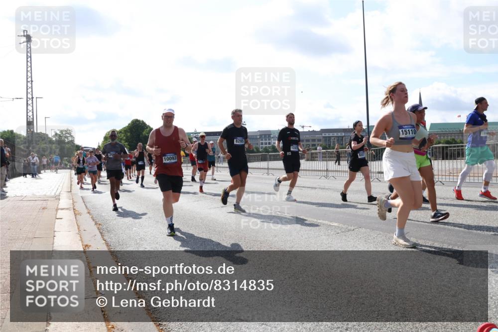 29.06.2025 - hella hamburg halbmarathon Lena Gebhardt http://msf.ph/oto/8314835 29.06.2025 09:59:56 Lombardsbrücke 10093, 8285, 15110, 12479, 1006, 1125, 1239, 1264, 1334, 1366, 1642, 1834, 1914, 1955, 2099, 2159, 2348, 2364, 2391, 2432, 2447, 2582, 2584, 2630, 2676, 2677, 2910, 3181, 3279, 3668, 3836, 3898, 4013, 4231, 4426, 4632, 4772, 4796, 4837, 5015, 5134, 5272, 5277, 5341, 6174, 6201, 6202, 6414, 6415, 6462, 6581, 6587, 8330, 8520, 8846, 9142, 9488, 9907, 9984, 10031, 11039, 11568, 11844 meine-sportfotos.de