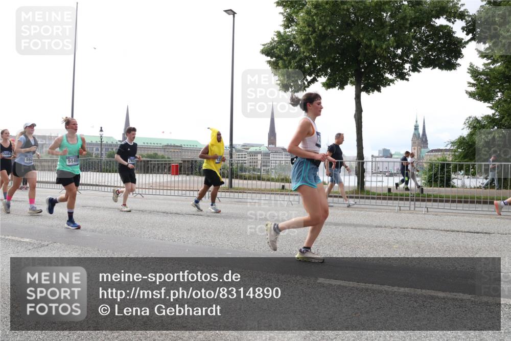 29.06.2025 - hella hamburg halbmarathon Lena Gebhardt http://msf.ph/oto/8314890 29.06.2025 10:37:24 Lombardsbrücke 15084, 594, 5146, 782, 1022, 1276, 1337, 1339, 1488, 1490, 1597, 1819, 2016, 2031, 2072, 2104, 2199, 2272, 2480, 2486, 2640, 3127, 3165, 3633, 3714, 4097, 4347, 4733, 5146, 5171, 5186, 5224, 5538, 5560, 5640, 5786, 5790, 5875, 5940, 6172, 6243, 6584, 6804, 6821, 6955, 7085, 7124, 7202, 7235, 7544, 7707, 7777, 7823, 8007, 8257, 8258, 8315, 8758, 8811, 8843, 9054, 9055, 9524, 10506, 12123, 12254, 12472, 12824, 16680, 17798 meine-sportfotos.de