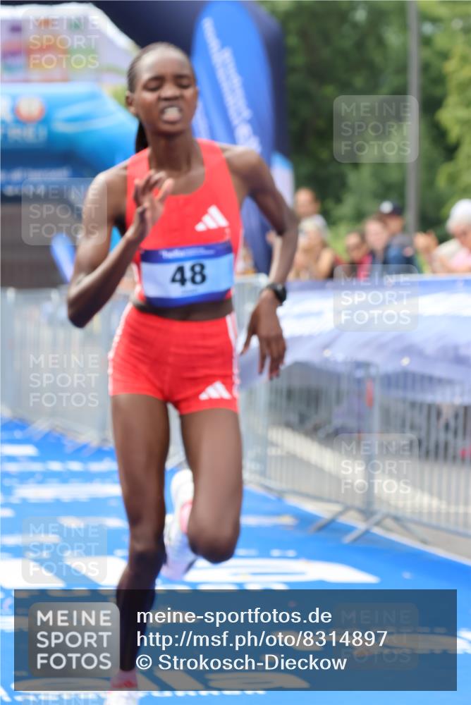 29.06.2025 - hella hamburg halbmarathon Strokosch-Dieckow http://msf.ph/oto/8314897 29.06.2025 10:10:08 Ziel 48 meine-sportfotos.de