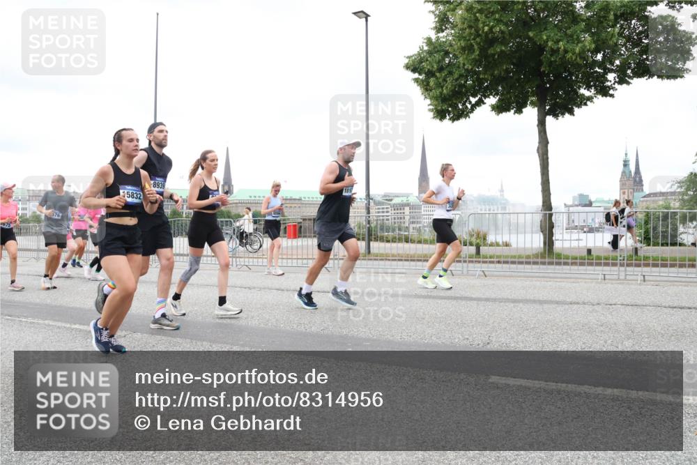 29.06.2025 - hella hamburg halbmarathon Lena Gebhardt http://msf.ph/oto/8314956 29.06.2025 10:56:45 Lombardsbrücke 76, 5832, 8939, 18197, 1047, 1113, 1207, 2143, 2307, 2887, 2915, 2932, 2991, 3348, 3387, 3418, 3438, 3485, 3516, 3517, 3520, 3614, 3675, 3676, 3953, 3987, 4094, 4118, 4568, 4569, 4773, 5237, 5438, 5589, 5693, 5757, 5911, 5944, 6284, 6348, 6349, 6690, 7090, 7307, 7381, 7416, 7417, 7711, 7964, 8108, 8150, 8197, 8517, 8606, 8766, 8939, 8943, 9172, 9210, 9383, 9910, 9948, 9953, 10555, 10569, 10571 meine-sportfotos.de