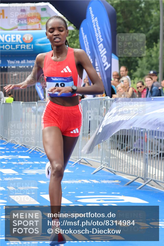 29.06.2025 - hella hamburg halbmarathon Strokosch-Dieckow http://msf.ph/oto/8314984 29.06.2025 10:10:08 Ziel 48 meine-sportfotos.de