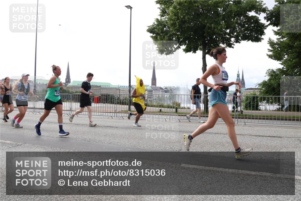 29.06.2025 - hella hamburg halbmarathon Lena Gebhardt http://msf.ph/oto/8315036 29.06.2025 10:37:24 Lombardsbrücke 514, 5940, 1276, 1022, 1276, 1337, 1339, 1488, 1490, 1597, 1819, 2016, 2031, 2072, 2104, 2199, 2272, 2480, 2486, 2640, 3127, 3165, 3633, 3714, 4097, 4347, 4733, 5146, 5171, 5186, 5224, 5538, 5560, 5640, 5786, 5790, 5875, 5940, 6172, 6243, 6584, 6804, 6821, 6955, 7085, 7124, 7202, 7235, 7544, 7707, 7777, 7823, 8007, 8257, 8258, 8315, 8758, 8811, 8843, 9054, 9055, 9524, 10506, 12123, 12254, 12472, 12824, 16680, 17798 meine-sportfotos.de