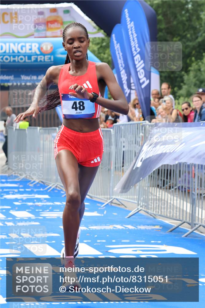 29.06.2025 - hella hamburg halbmarathon Strokosch-Dieckow http://msf.ph/oto/8315051 29.06.2025 10:10:08 Ziel 48 meine-sportfotos.de