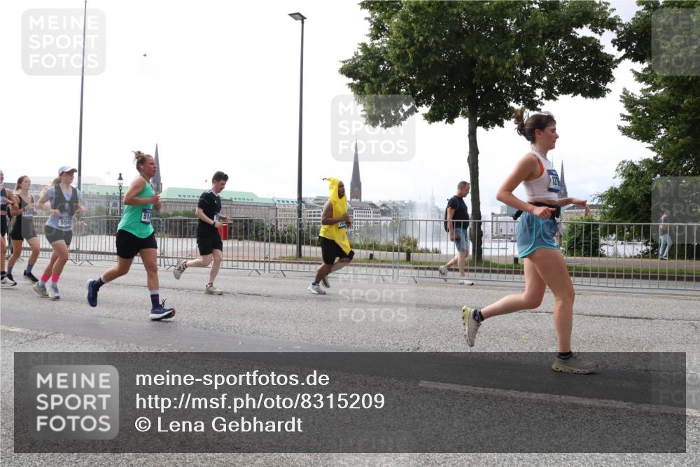 29.06.2025 - hella hamburg halbmarathon Lena Gebhardt http://msf.ph/oto/8315209 29.06.2025 10:37:24 Lombardsbrücke 514, 5940, 1276, 1022, 1276, 1337, 1339, 1488, 1490, 1597, 1819, 2016, 2031, 2072, 2104, 2199, 2272, 2480, 2486, 2640, 3127, 3165, 3633, 3714, 4097, 4347, 4733, 5146, 5171, 5186, 5224, 5538, 5560, 5640, 5786, 5790, 5875, 5940, 6172, 6243, 6584, 6804, 6821, 6955, 7085, 7124, 7202, 7235, 7544, 7707, 7777, 7823, 8007, 8257, 8258, 8315, 8758, 8811, 8843, 9054, 9055, 9524, 10506, 12123, 12254, 12472, 12824, 16680, 17798 meine-sportfotos.de