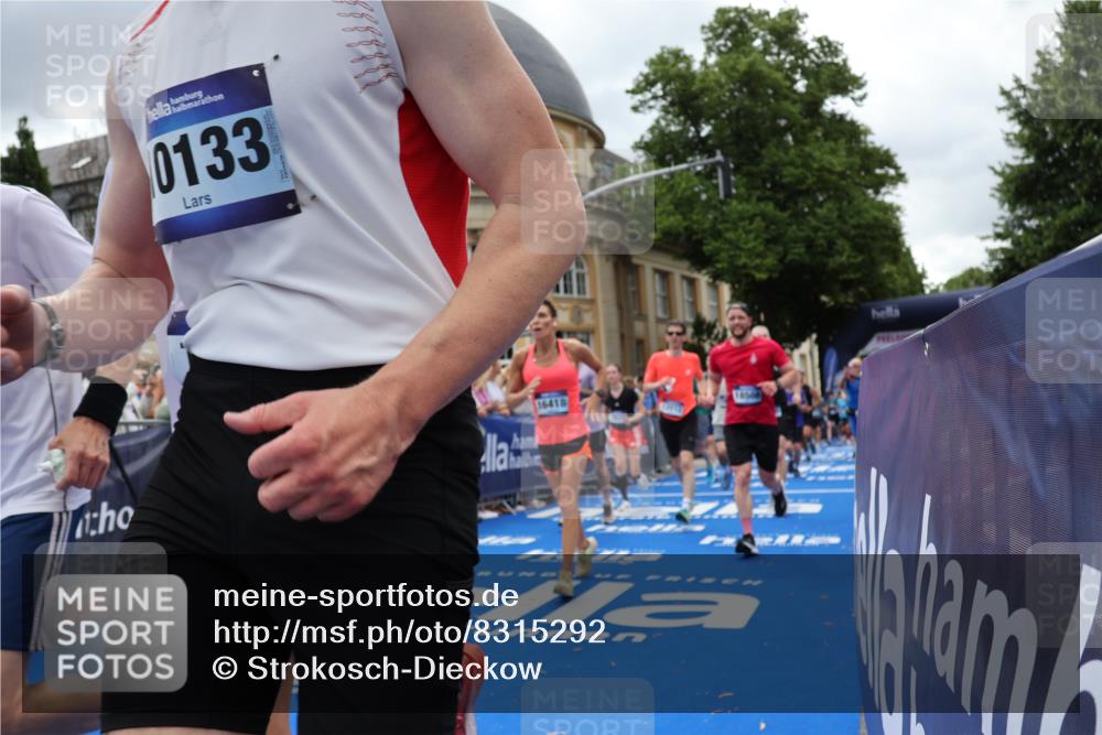 29.06.2025 - hella hamburg halbmarathon Strokosch-Dieckow http://msf.ph/oto/8315292 29.06.2025 10:57:46 Ziel 1715, 1719, 1972, 2034, 2806, 2883, 5391, 7138, 7269, 7833, 9820, 10133, 10599, 10703, 12440, 12523, 12774, 13376, 13523, 14737, 15217, 16418, 16517, 17201, 17455, 17543, 18388, 18492, 18508, 18727, 18985 meine-sportfotos.de