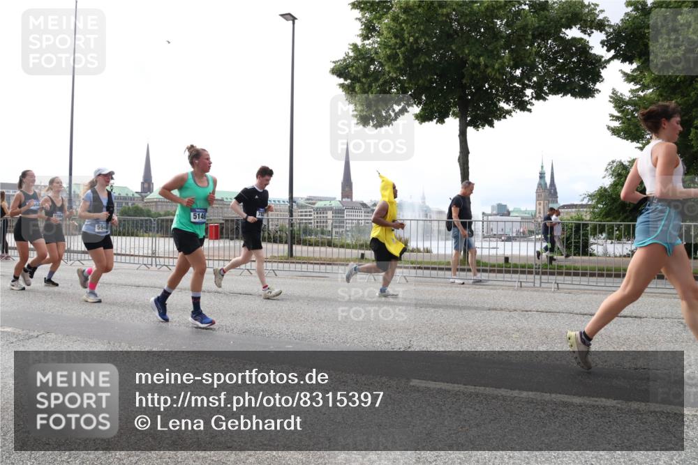 29.06.2025 - hella hamburg halbmarathon Lena Gebhardt http://msf.ph/oto/8315397 29.06.2025 10:37:24 Lombardsbrücke 582, 5940, 5146, 1022, 1276, 1337, 1339, 1488, 1490, 1597, 1819, 2016, 2031, 2072, 2104, 2199, 2272, 2480, 2486, 2640, 3127, 3165, 3633, 3714, 4097, 4347, 4733, 5146, 5171, 5186, 5224, 5538, 5560, 5640, 5786, 5790, 5875, 5940, 6172, 6243, 6584, 6804, 6821, 6955, 7085, 7124, 7202, 7235, 7544, 7707, 7777, 7823, 8007, 8257, 8258, 8315, 8758, 8811, 8843, 9054, 9055, 9524, 10506, 12123, 12254, 12472, 12824, 16680, 17798 meine-sportfotos.de