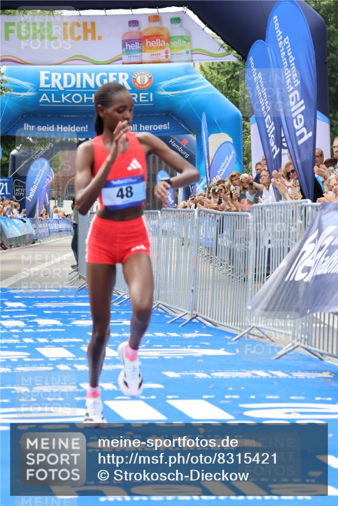 29.06.2025 - hella hamburg halbmarathon Strokosch-Dieckow http://msf.ph/oto/8315421 29.06.2025 10:10:07 Ziel 48 meine-sportfotos.de