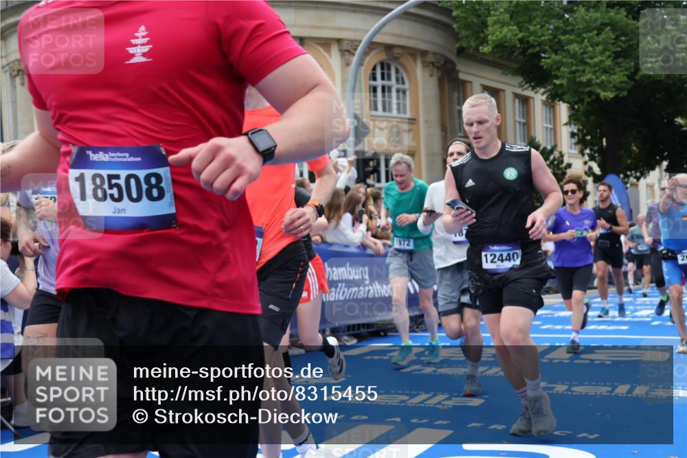 29.06.2025 - hella hamburg halbmarathon Strokosch-Dieckow http://msf.ph/oto/8315455 29.06.2025 10:57:47 Ziel 1715, 1719, 1972, 2034, 2806, 2883, 5391, 7138, 7269, 7833, 9820, 10133, 10599, 10703, 11394, 12440, 12523, 12774, 13376, 13523, 14737, 15349, 16418, 16517, 17201, 17455, 17543, 18492, 18508, 18727, 18985 meine-sportfotos.de