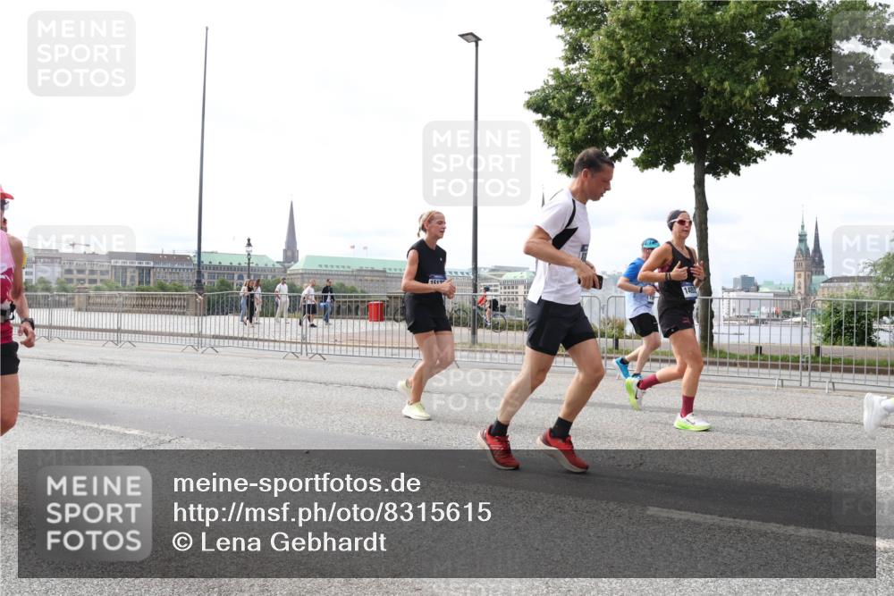 29.06.2025 - hella hamburg halbmarathon Lena Gebhardt http://msf.ph/oto/8315615 29.06.2025 10:22:18 Lombardsbrücke 1512, 1003, 1187, 1191, 1250, 1294, 1419, 1598, 1958, 1963, 2009, 2022, 2063, 2351, 2514, 2744, 2886, 3050, 3108, 3172, 3430, 3457, 3458, 3511, 3606, 3768, 3910, 3946, 3995, 4046, 4113, 4114, 4131, 4366, 4556, 4559, 4829, 4969, 4970, 5079, 5641, 5798, 5838, 6030, 6048, 6049, 6303, 6307, 6347, 6676, 6820, 6826, 6881, 6899, 6977, 7097, 7162, 7794, 8431, 8511, 8855, 8860, 8884, 8931, 8954, 8959, 9002, 9062 meine-sportfotos.de
