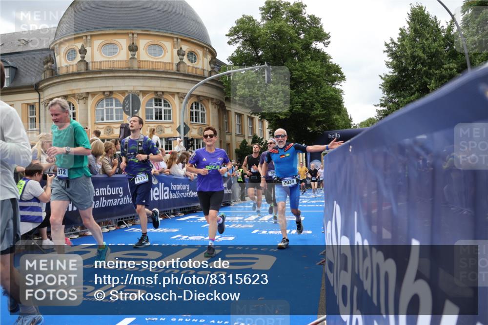 29.06.2025 - hella hamburg halbmarathon Strokosch-Dieckow http://msf.ph/oto/8315623 29.06.2025 10:57:48 Ziel 1715, 1719, 1972, 2034, 2806, 2883, 3575, 5391, 7138, 7159, 7269, 7833, 9820, 10133, 10599, 10703, 11394, 12440, 12523, 13376, 14737, 14881, 15349, 16418, 16517, 17201, 17455, 17543, 18492, 18508, 18727, 18985 meine-sportfotos.de